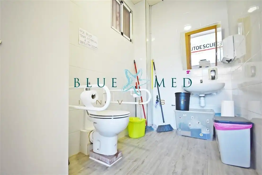 Badezimmer von Geschaftsraum zum Verkauf in Mazarrón mit Klimaanlage und Möbliert