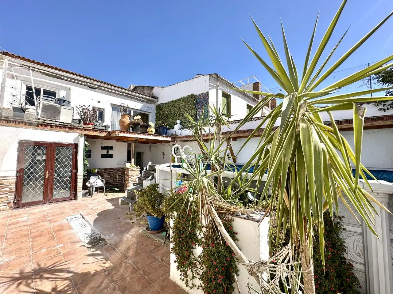 Vista exterior de Casa o xalet en venda en Fuente de Piedra amb Terrassa, Traster i Piscina