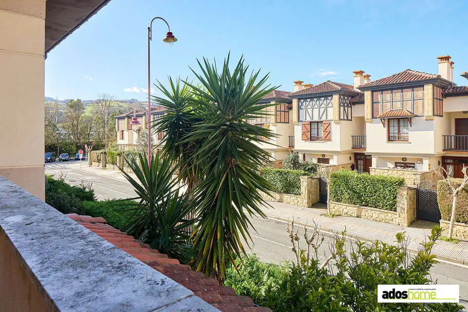 Vista exterior de Casa adosada en venta en Zarautz con Calefacción