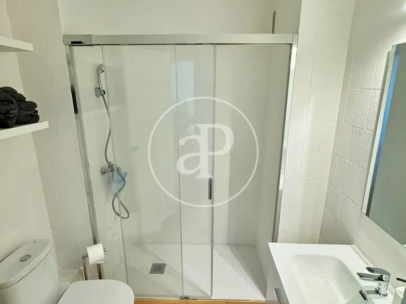 Bathroom of Flat for rent in Barcelona  with Air Conditioner, Heating and Furnished