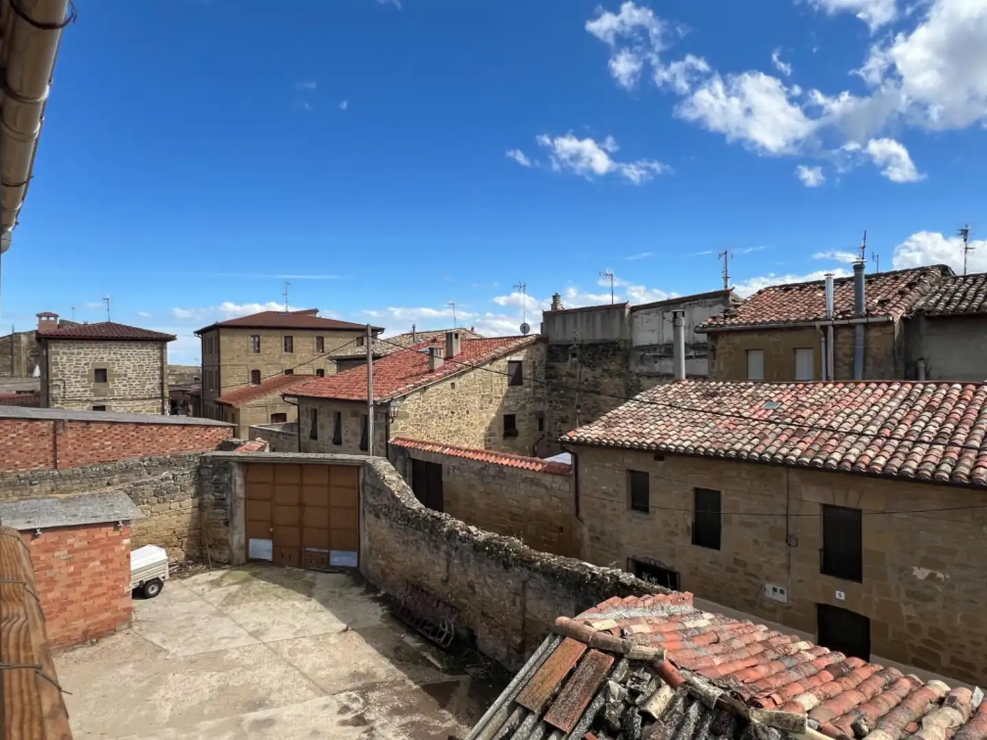 Außenansicht von Wohnung zum Verkauf in Sajazarra mit Privatgarten, Terrasse und Balkon