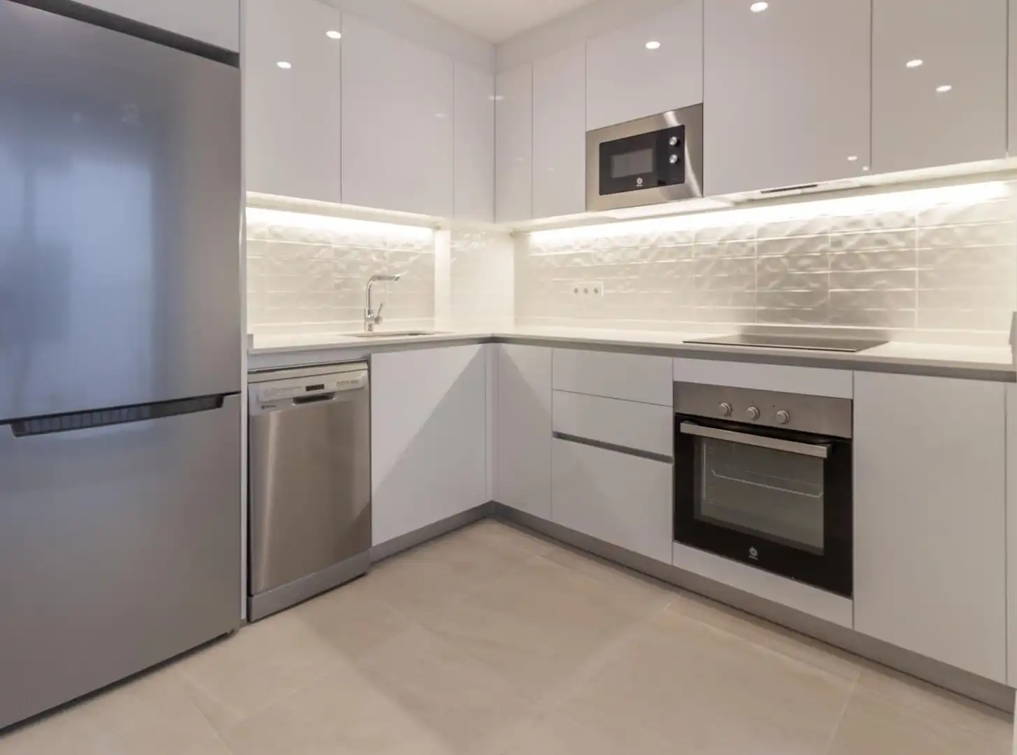 Cuina de Apartament de lloguer en Las Palmas de Gran Canaria amb Moblat i Balcó