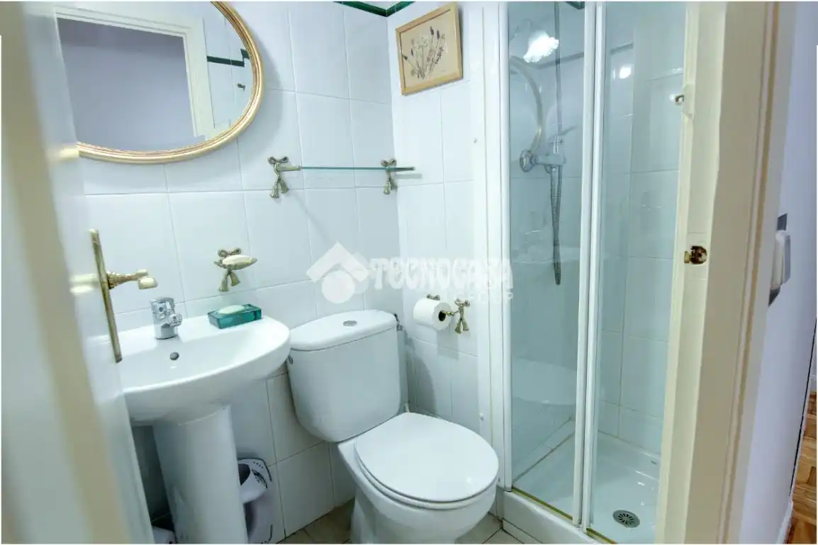 Baño de Piso en venta en Madrid con Calefacción, Parquet y Terraza
