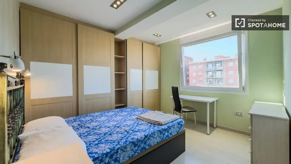 Bedroom of Flat for share in Barcelona  with Air Conditioner, Heating and Furnished