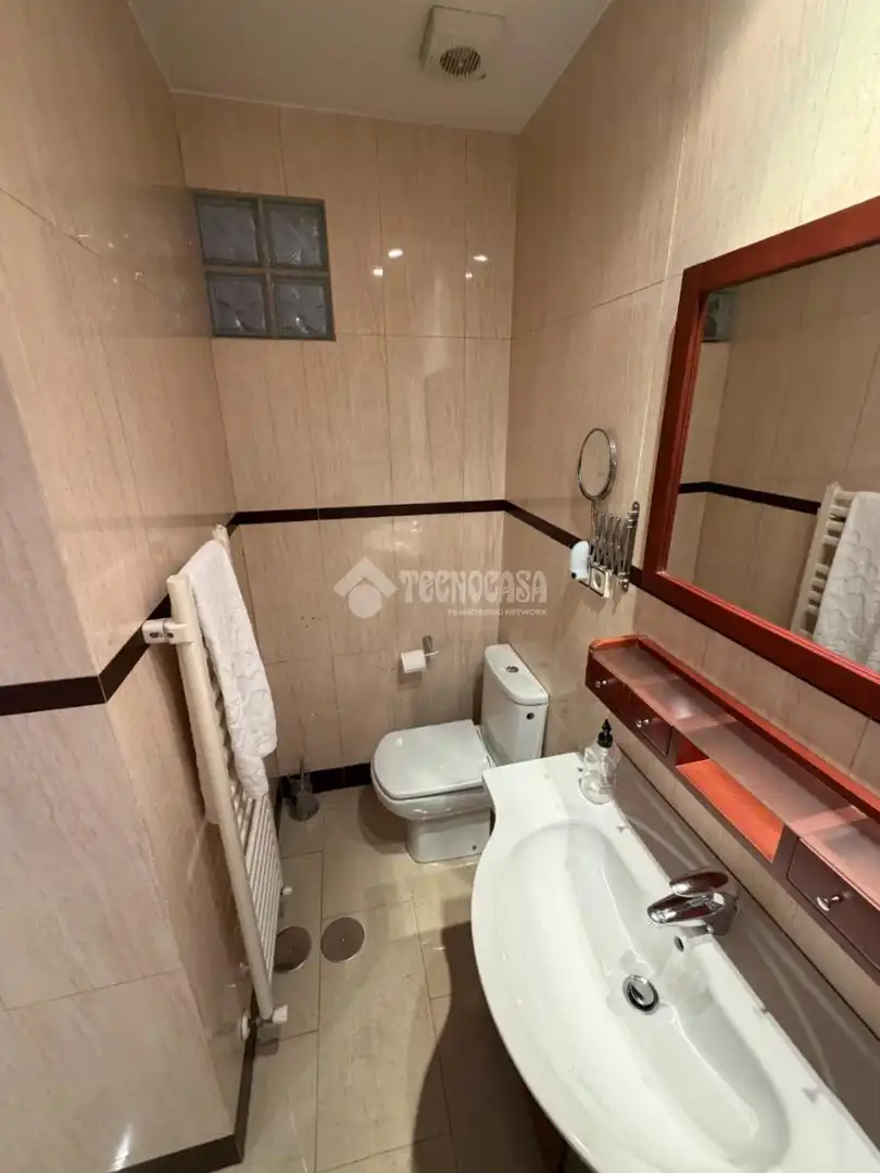 Bathroom of Flat for sale in Madrid  with Air Conditioner and Heating
