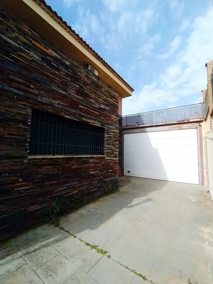 Vista exterior de Casa o xalet en venda en Cáceres amb Aire condicionat, Calefacció i Jardí privat