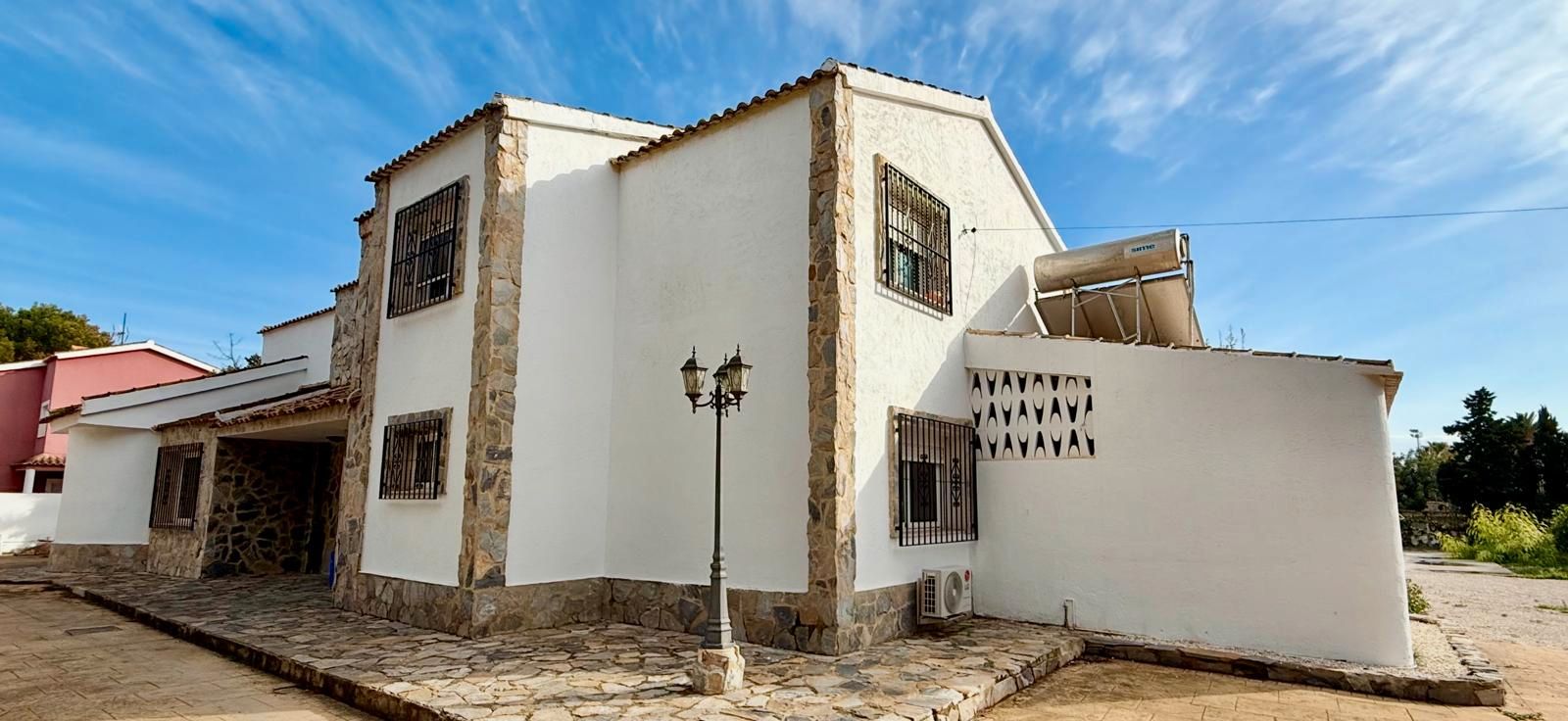 Vista exterior de Casa o xalet en venda en Alicante / Alacant amb Aire condicionat, Calefacció i Jardí privat