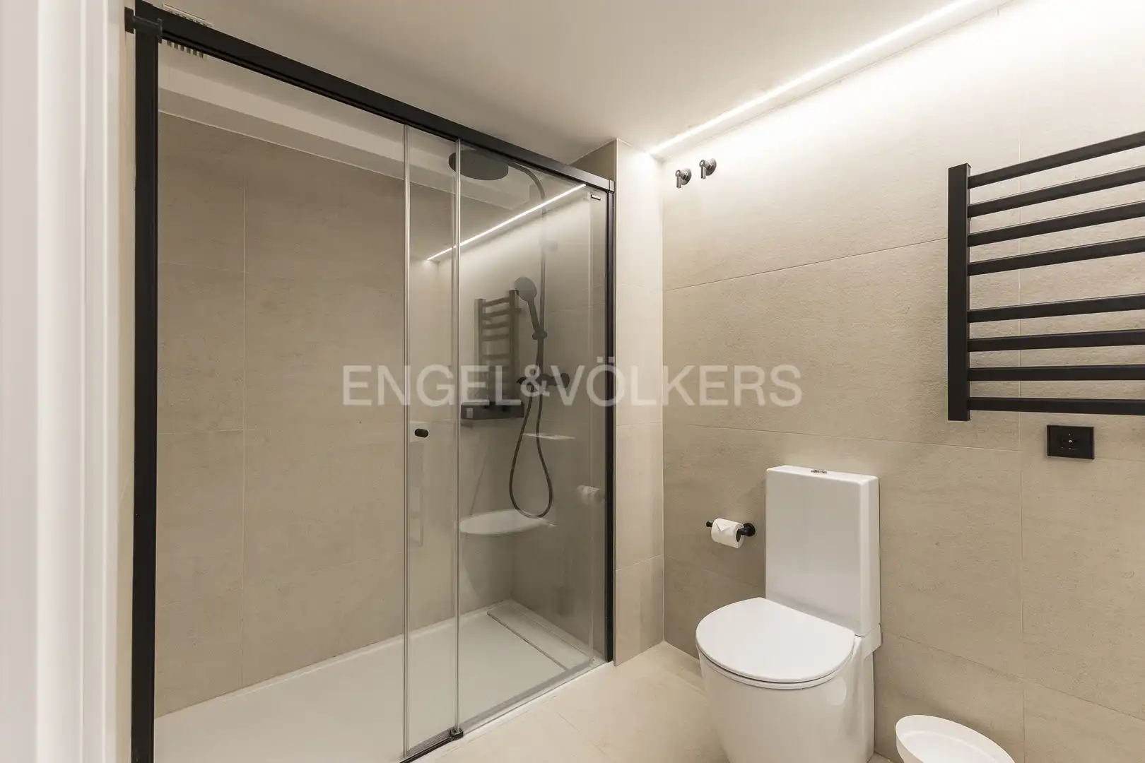 Badezimmer von Wohnung zur Miete in Barcelona mit Klimaanlage, Heizung und Parkett