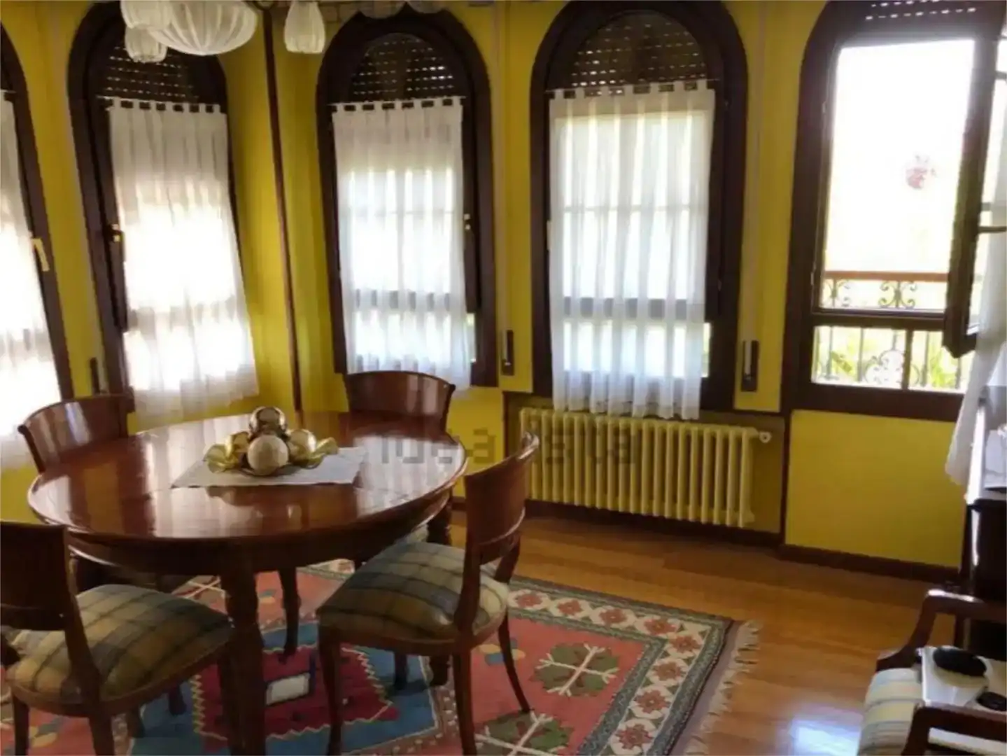 Menjador de Pis en venda en Siero amb Jardí privat, Parquet i Moblat