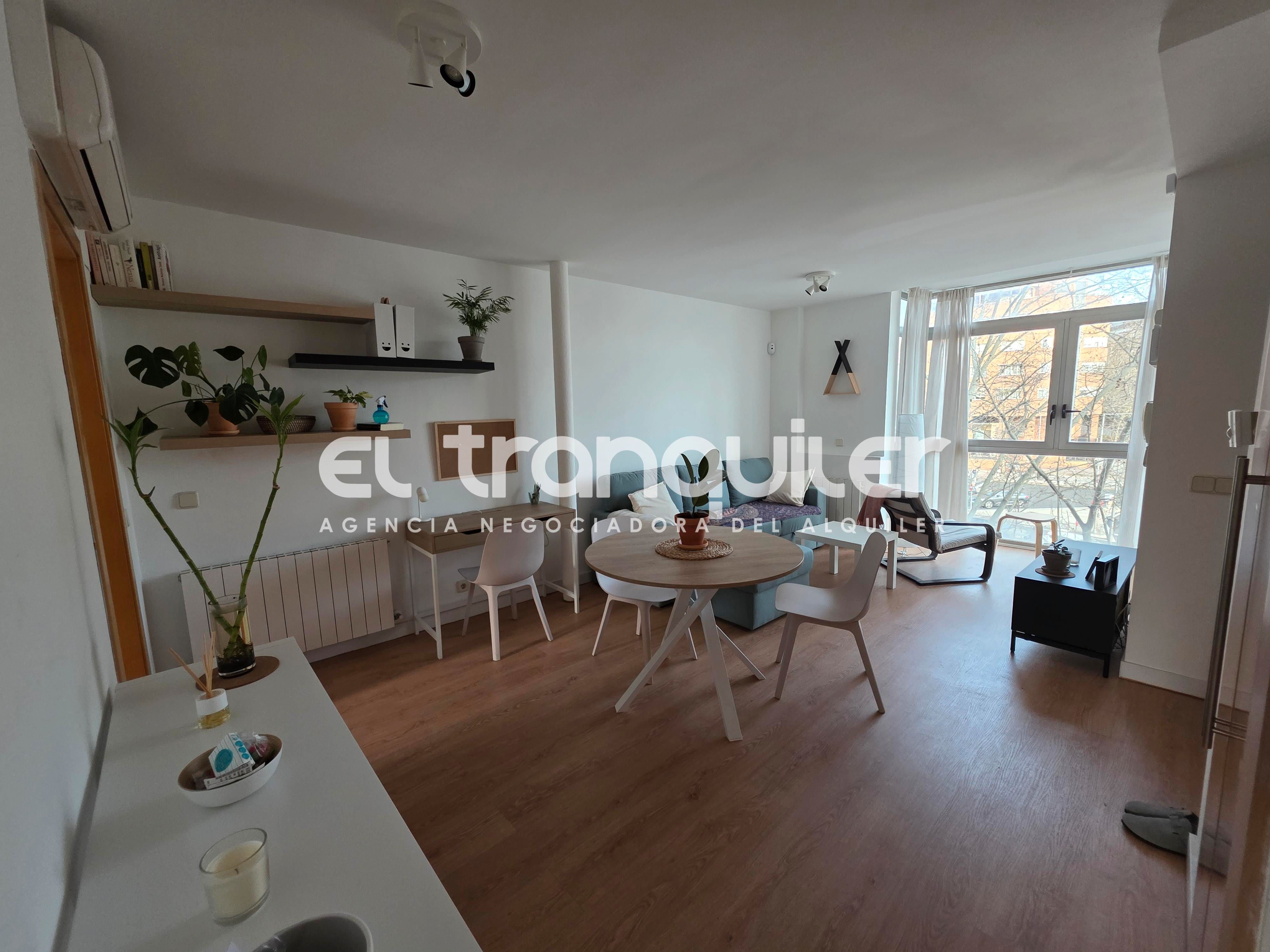 Sala d'estar de Pis de lloguer en  Madrid Capital amb Aire condicionat, Terrassa i Moblat