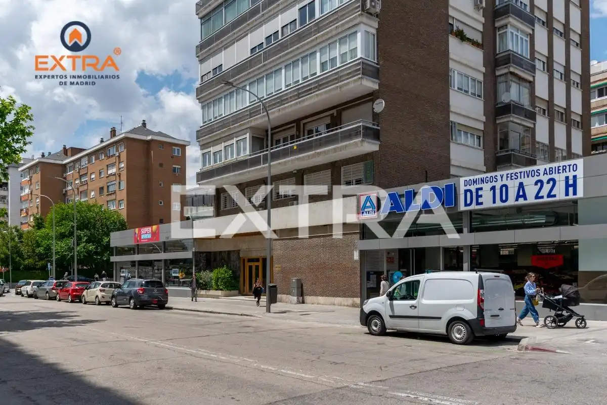 Vista exterior de Local de lloguer en Madrid amb Aire condicionat i Moblat