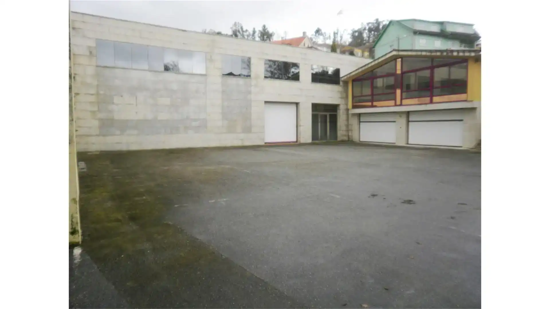 Vista exterior de Nave industrial en venta en Poio
