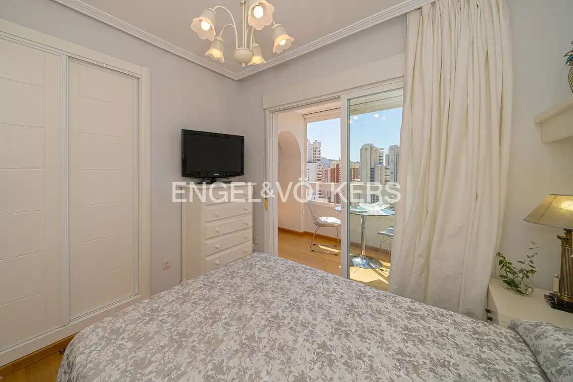 Habitación de Apartamento en venta en Benidorm con Aire acondicionado, Trastero y Amueblado