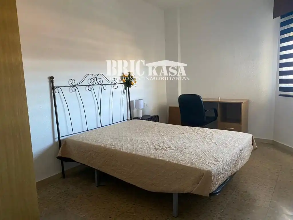 Schlafzimmer von Dachboden zur Miete in Cáceres mit Heizung, Terrasse und Möbliert