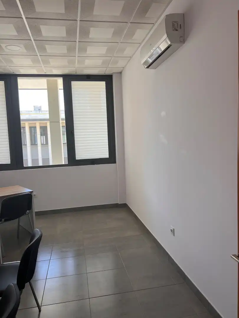 Terraza de Oficina de alquiler en Camas con Aire acondicionado, Calefacción y Amueblado