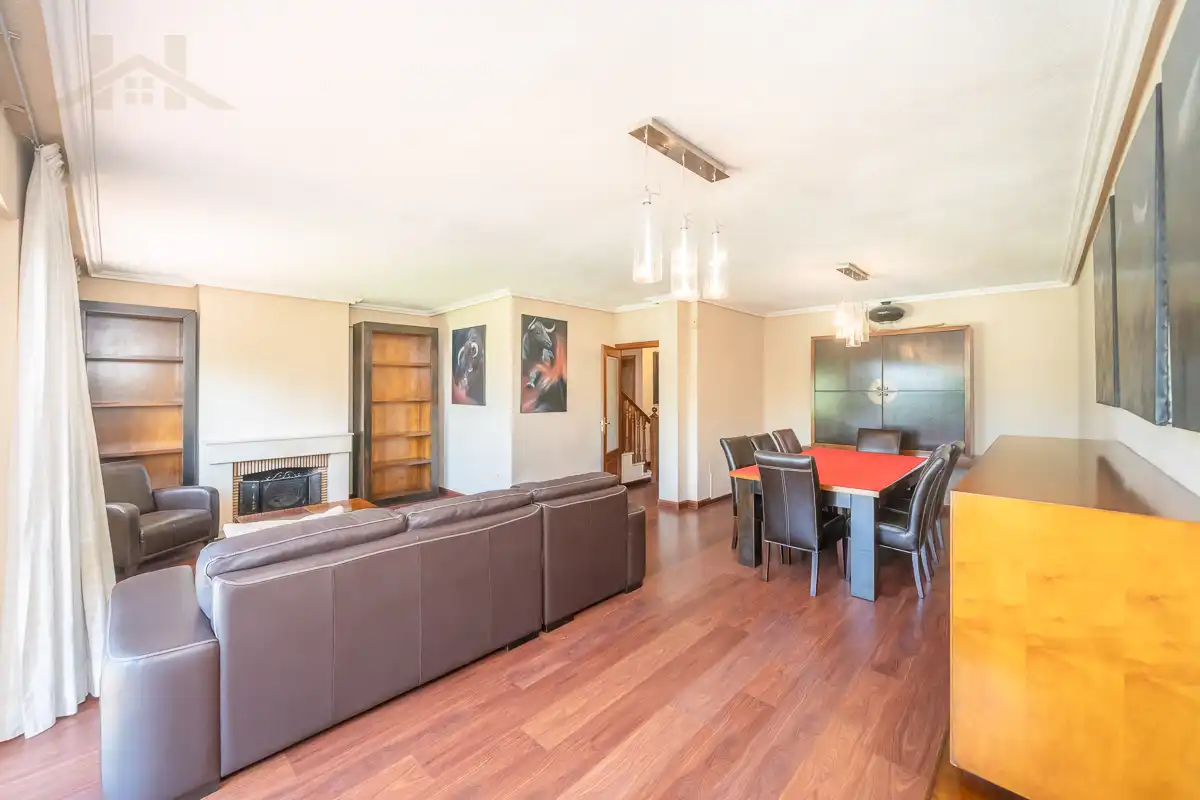 Sala de estar de Casa adosada en venta en Torrelodones con Aire acondicionado, Calefacción y Jardín privado