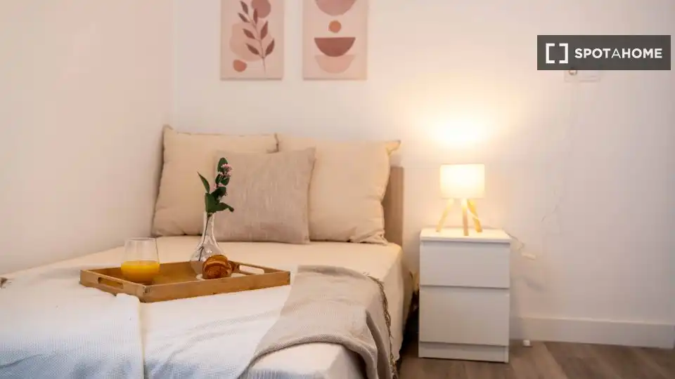 Room in Cuatro Caminos