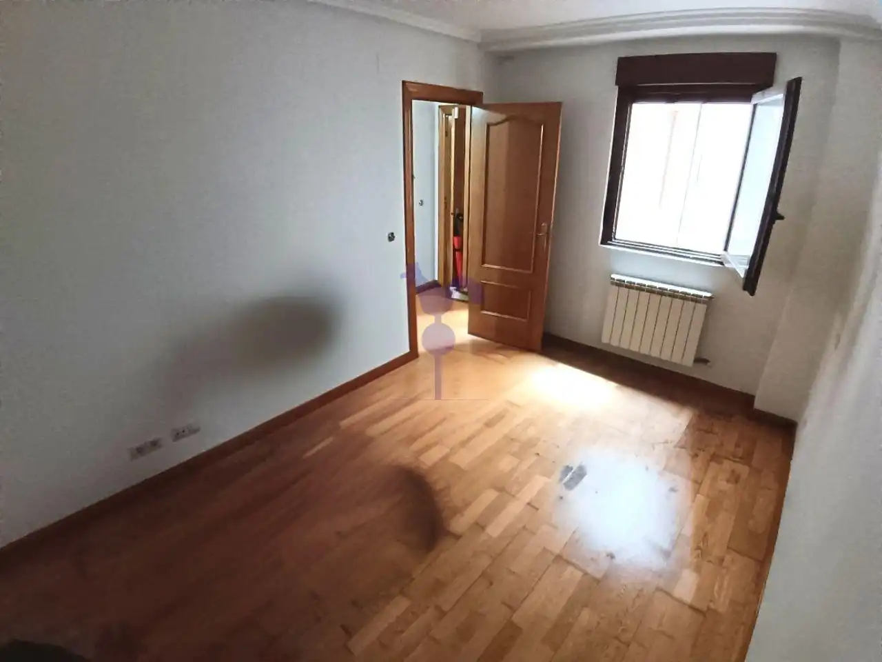 Dormitori de Apartament en venda en León Capital  amb Calefacció, Parquet i Traster