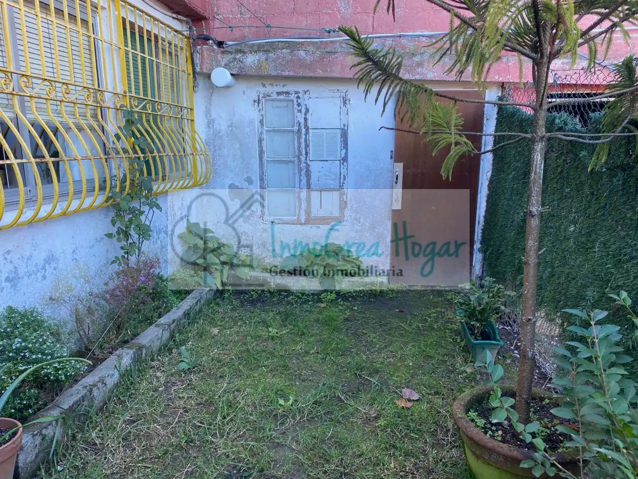 Außenansicht von Einfamilien-Reihenhaus zum Verkauf in Vigo  mit Heizung, Terrasse und Abstellraum