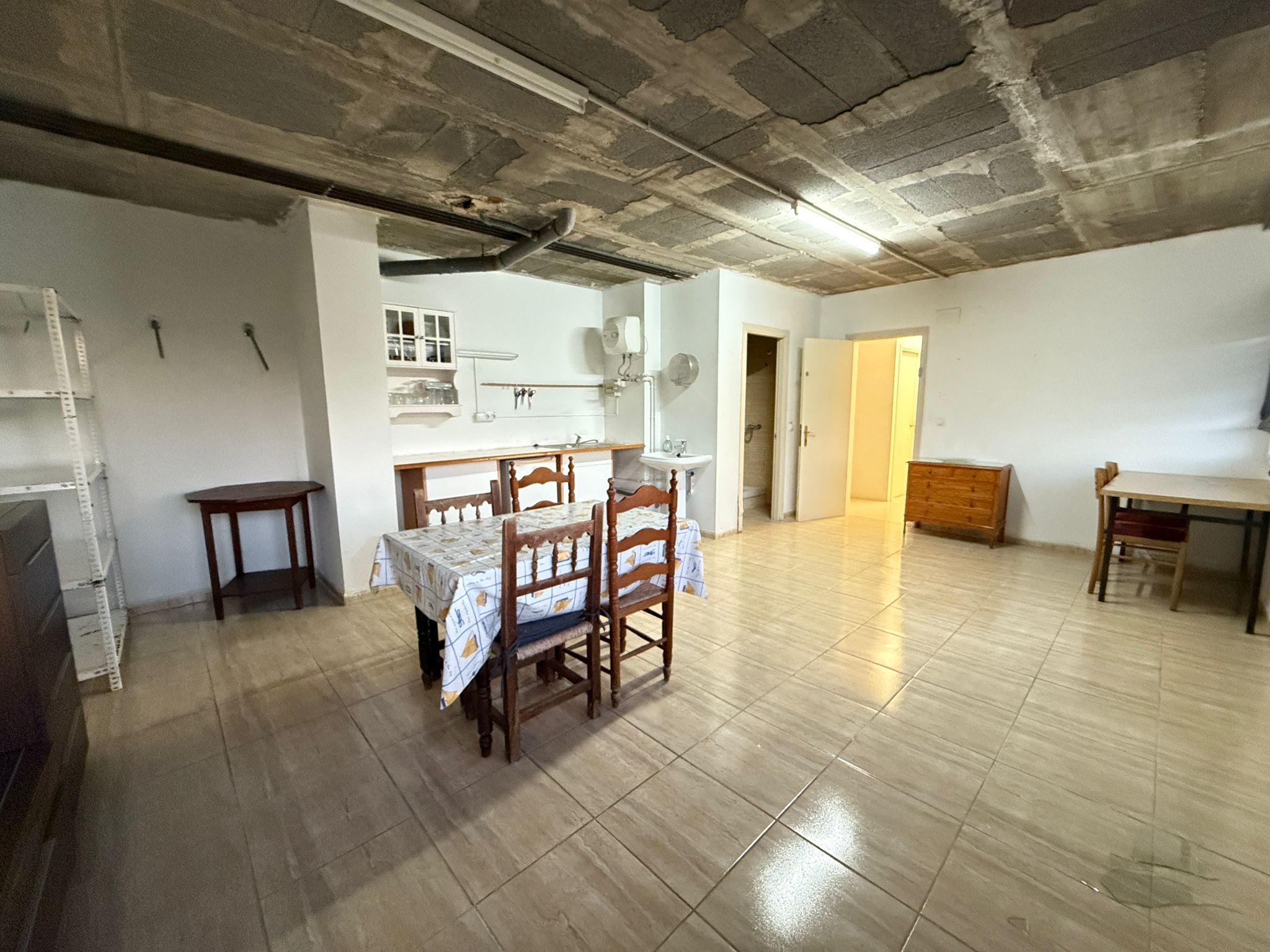 Box room to rent in Roses