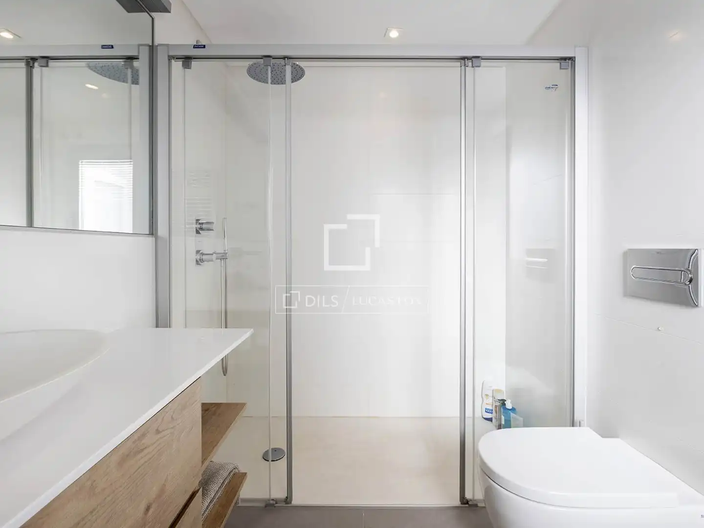 Badezimmer von Dachboden zum Verkauf in Barcelona mit Klimaanlage, Heizung und Parkett