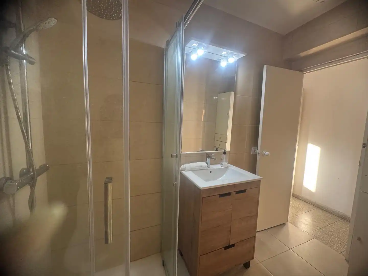 Baño de Piso para compartir en Marbella con Aire acondicionado, Terraza y Amueblado