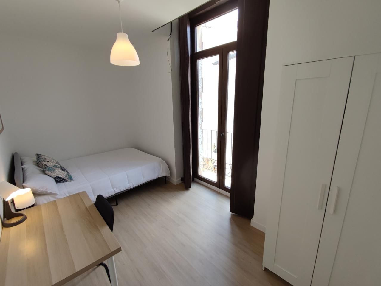 Flat to share in Carrer de Tomàs Valls, Centro
