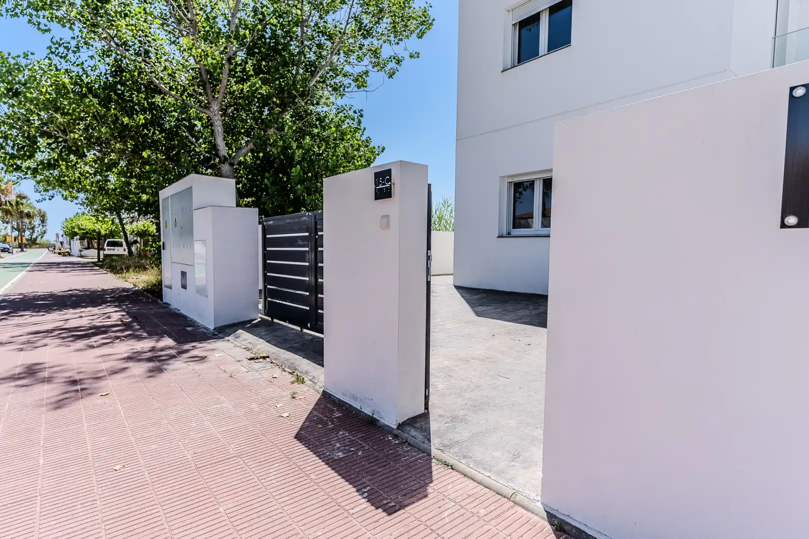 Vista exterior de Casa adosada en venda en Deltebre amb Calefacció, Jardí privat i Terrassa
