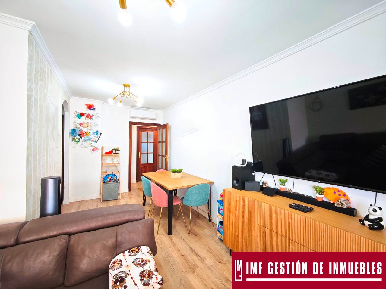 Living room of Flat for sale in Vélez-Málaga  with Air Conditioner, Terrace and Storage room