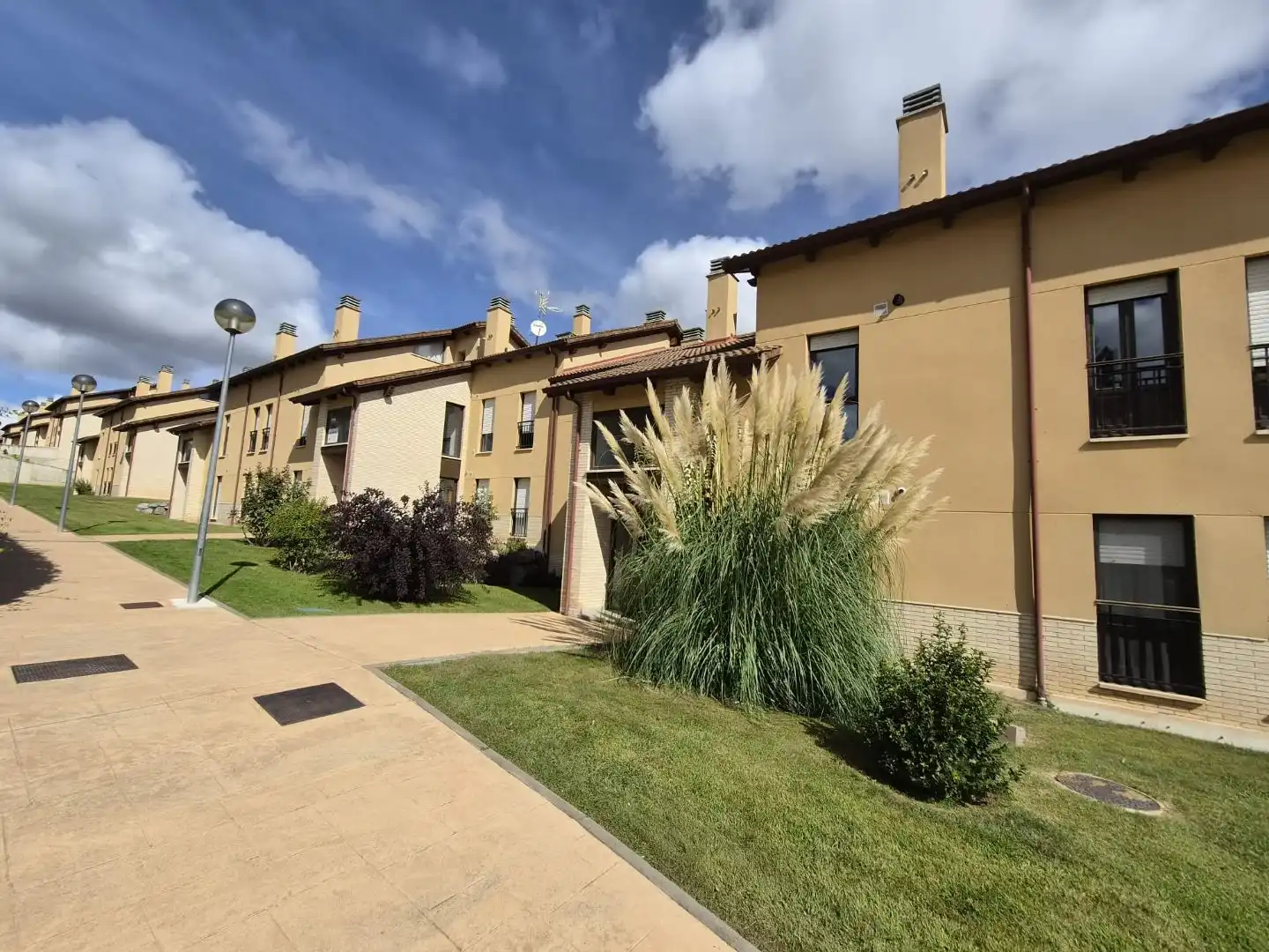 Außenansicht von Maisonette zum Verkauf in Sojuela mit Terrasse und Balkon