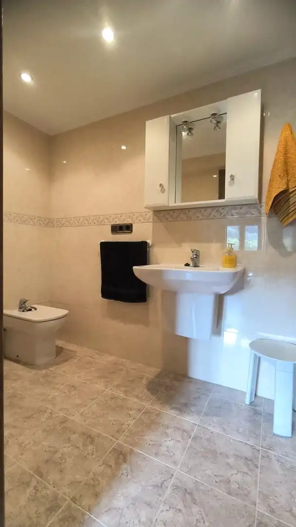 Baño de Finca rústica en venta en Aizarnazabal con Calefacción, Terraza y Amueblado