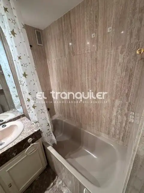 Bathroom of Flat for rent in Madrid  with Air Conditioner, Parquet flooring and Swimming Pool