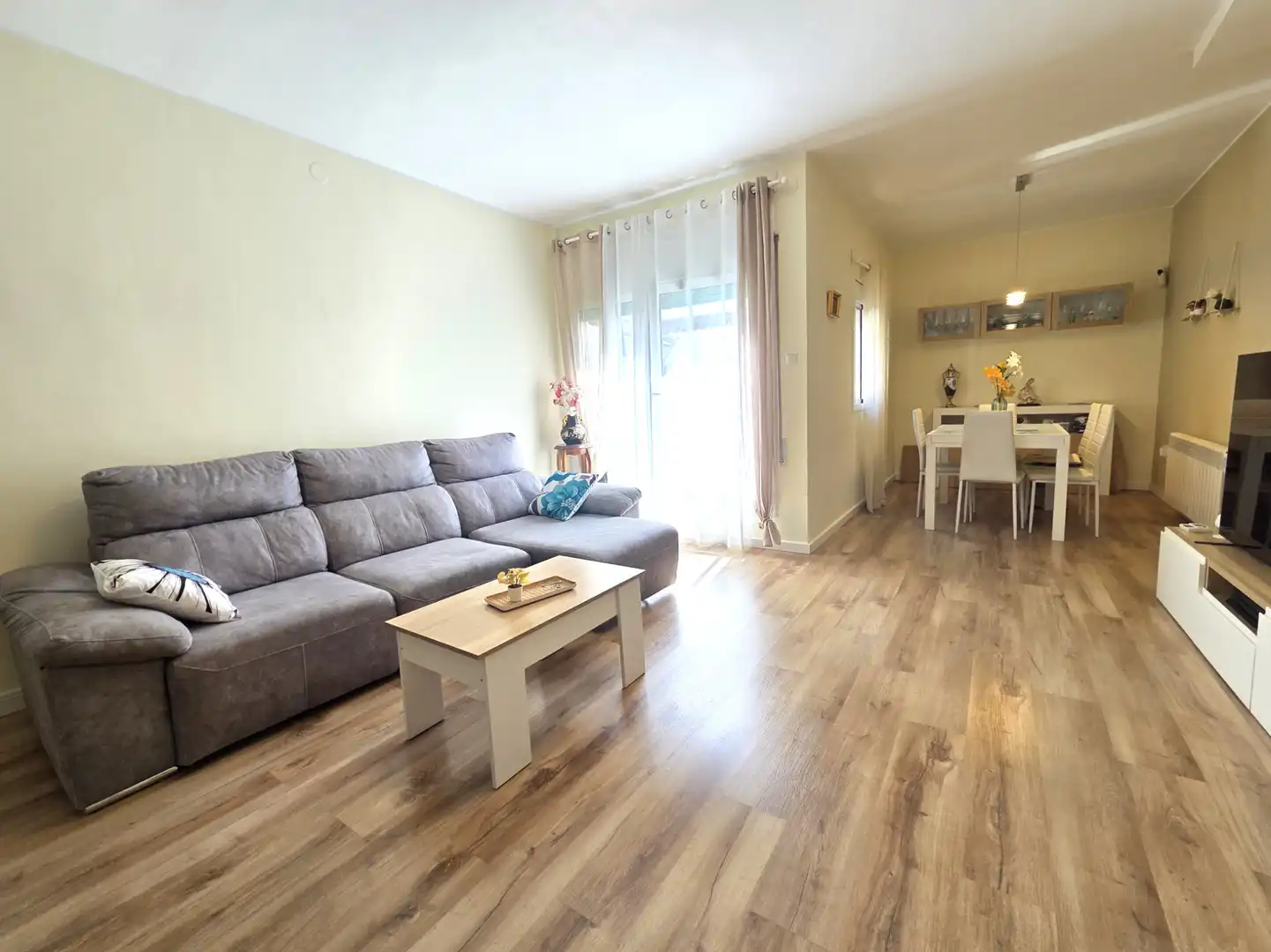 Wohnzimmer von Maisonette zum Verkauf in Cerdanyola del Vallès mit Klimaanlage, Heizung und Parkett