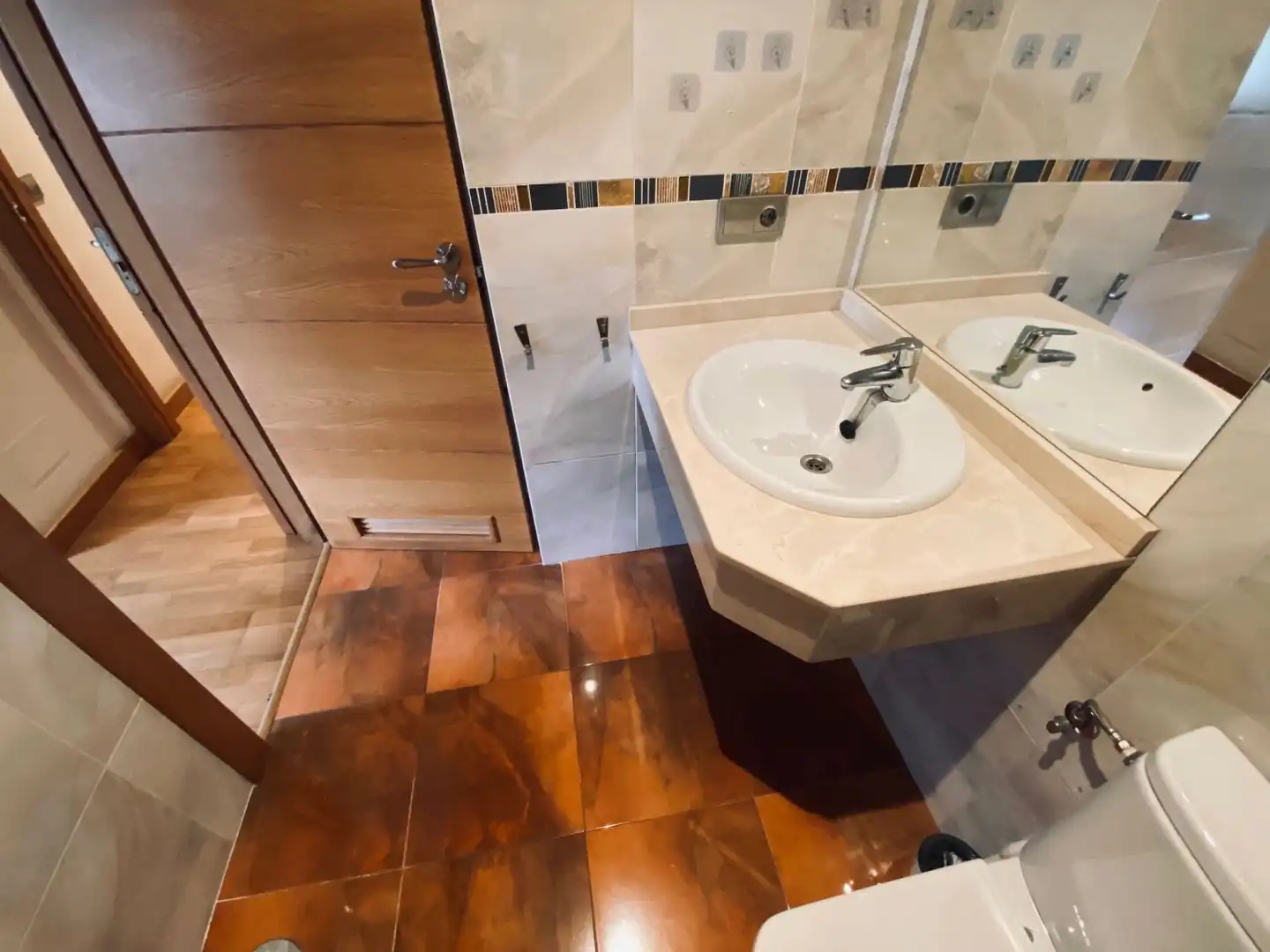 Bany de Pis en venda en Oviedo  amb Calefacció, Traster i Balcó