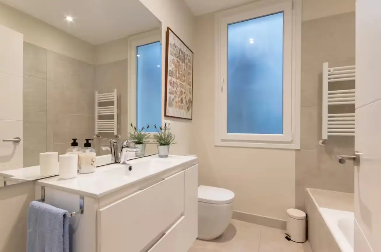 Baño de Apartamento de alquiler en Bilbao  con Aire acondicionado, Amueblado y Horno