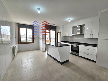 Cuina de Dúplex de lloguer en Ourense Capital  amb Calefacció, Parquet i Traster