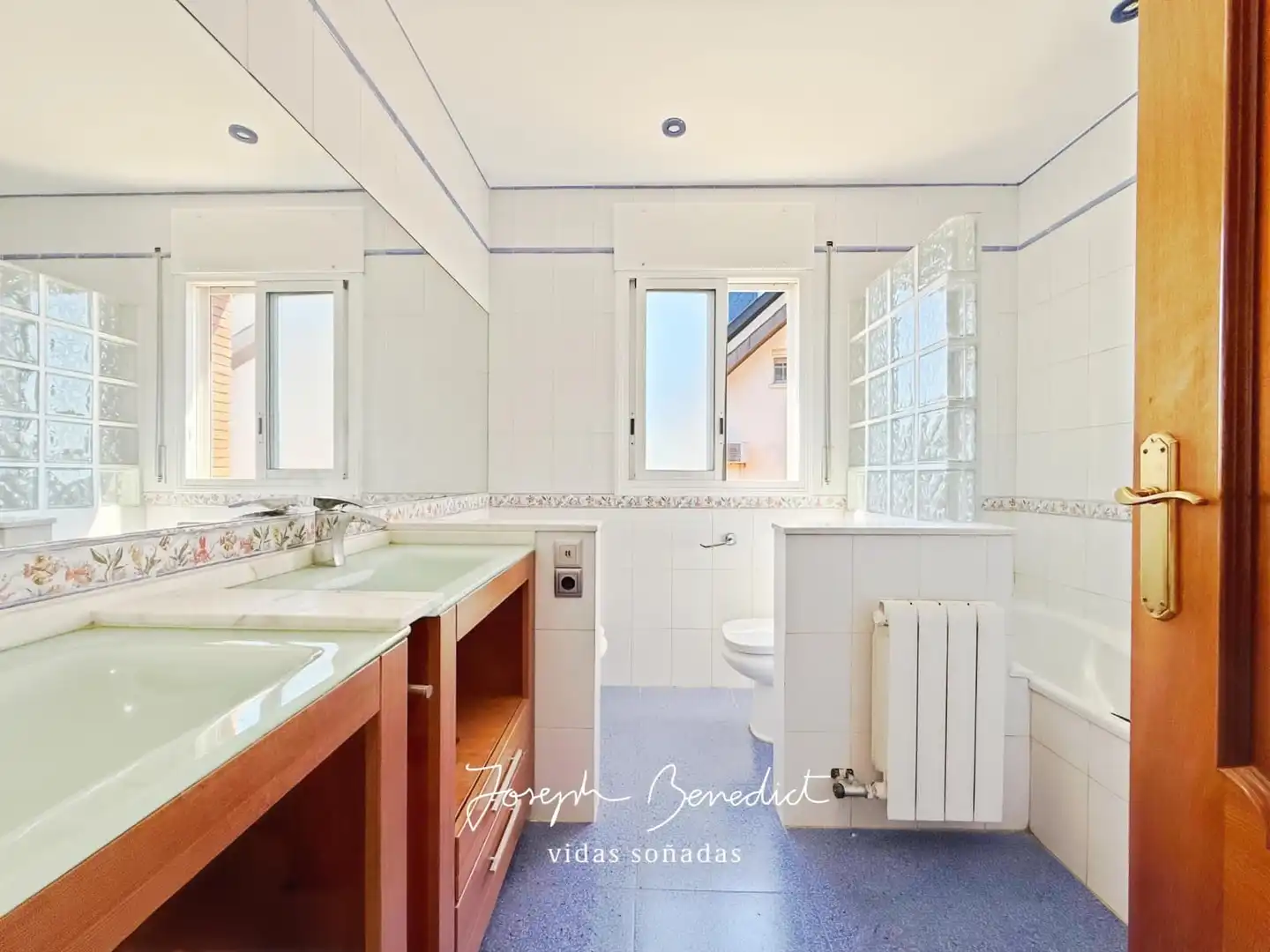 Bathroom of Houses for sale in Castelldefels  with Air Conditioner, Heating and Private garden