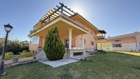 Vista exterior de Casa o xalet en venda en Boadilla del Monte amb Aire condicionat, Jardí privat i Traster