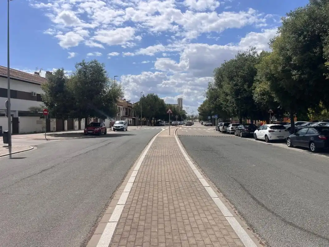 Vista exterior de Casa adosada en venda en Sevilla amb Aire condicionat, Calefacció i Jardí privat