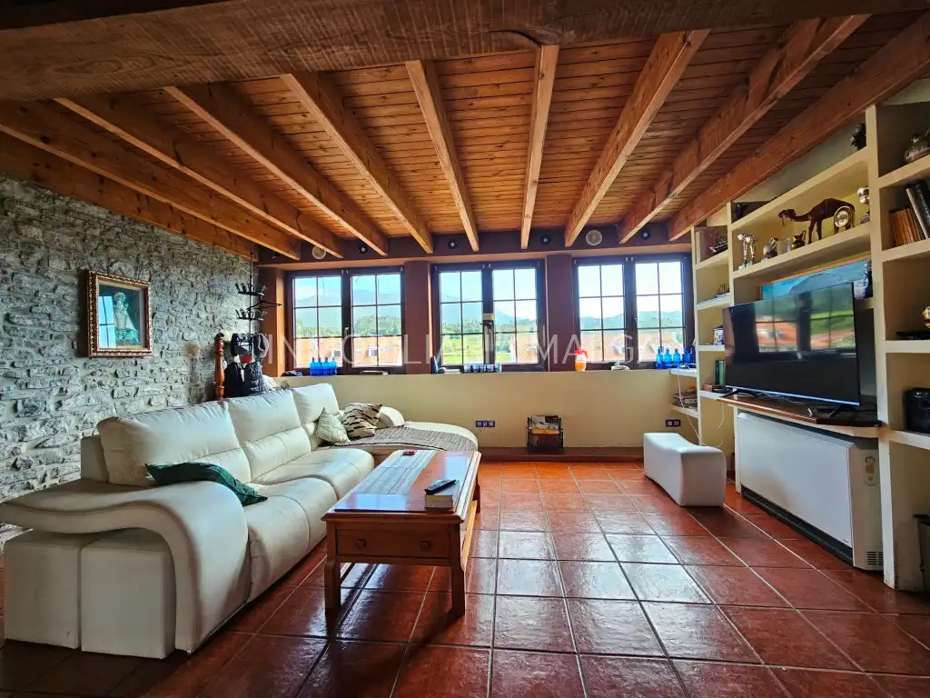Sala d'estar de Casa adosada en venda en Colunga amb Calefacció, Parquet i Terrassa