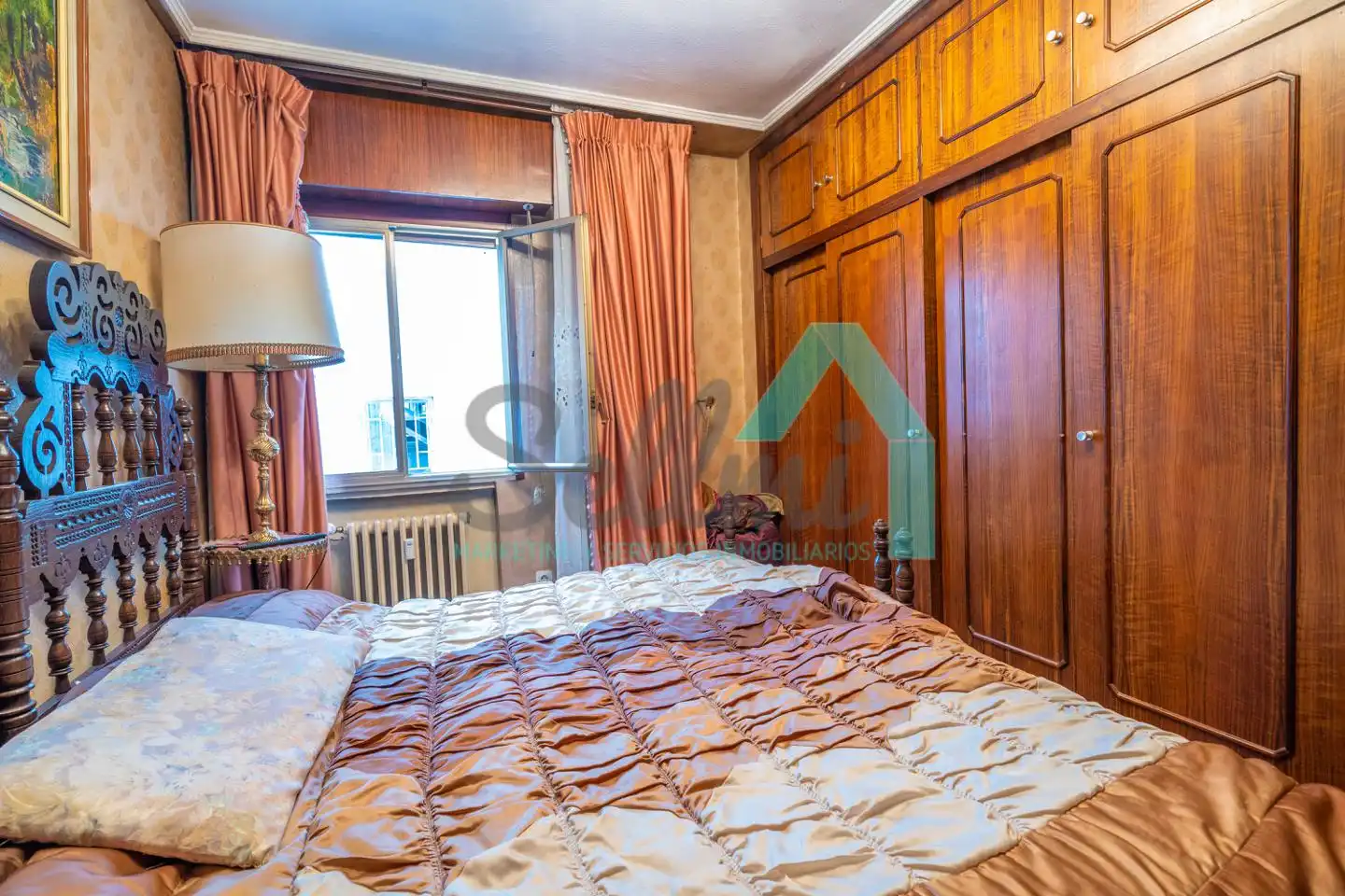 Dormitori de Pis en venda en Oviedo  amb Calefacció, Parquet i Terrassa