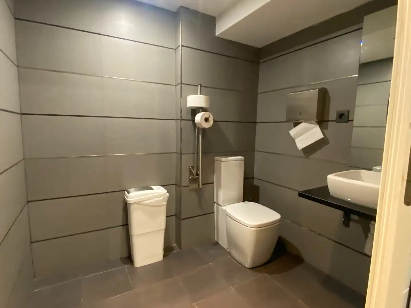 Badezimmer von Büro zur Miete in Burgos mit Klimaanlage