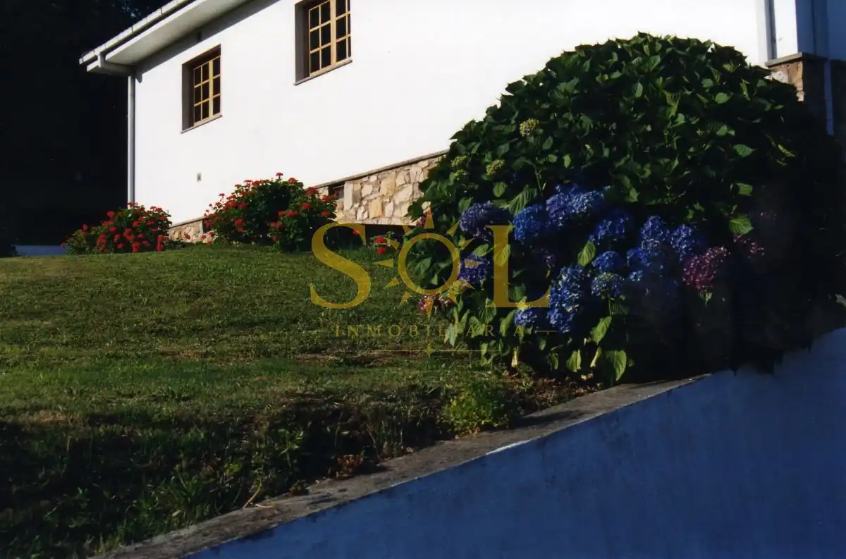 Vista exterior de Casa o xalet en venda en Pravia amb Calefacció i Jardí privat