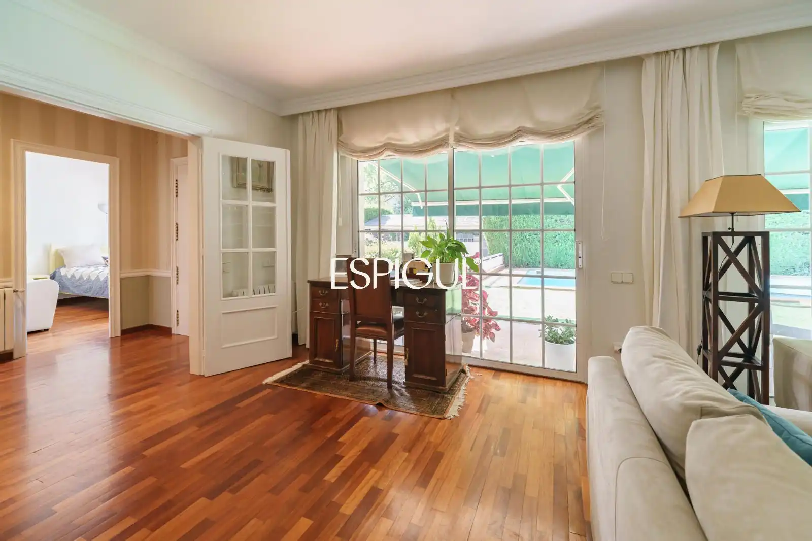 Living room of Houses for sale in Sant Cugat del Vallès  with Air Conditioner, Heating and Parquet flooring