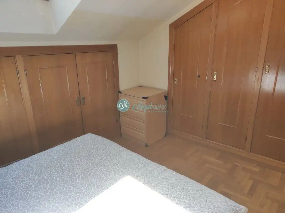 Habitación de Ático en venta en Segovia con Calefacción, Parquet y Amueblado