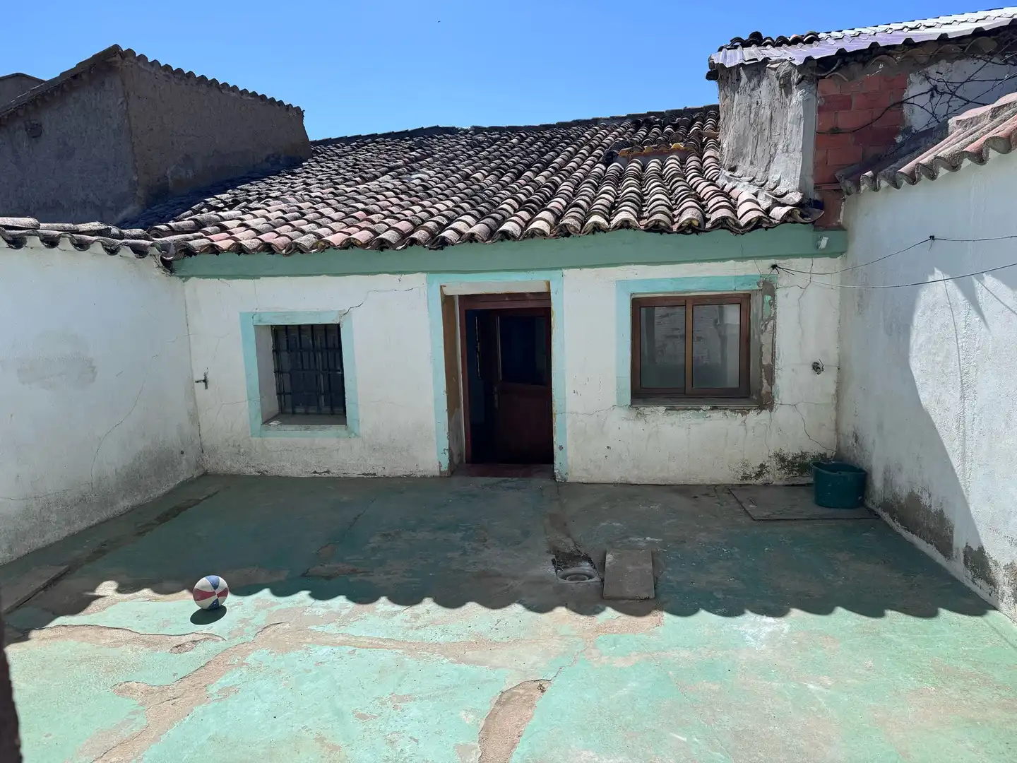 Vista exterior de Casa o xalet en venda en Villardondiego amb Terrassa i Traster