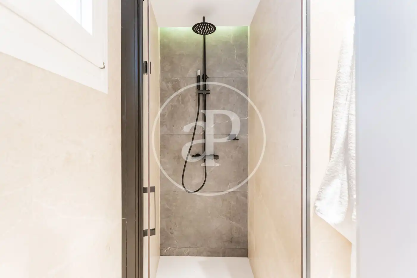 Bathroom of Flat for rent in Madrid  with Air Conditioner, Heating and Furnished