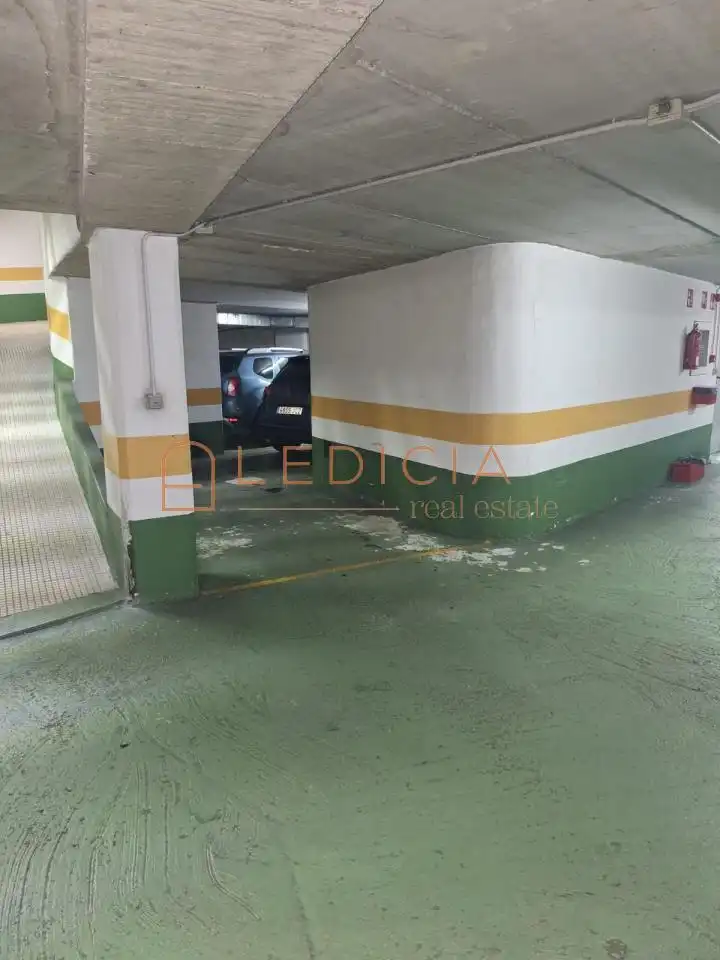 Parking de Estudio en venta en Vigo  con Calefacción, Parquet y Amueblado
