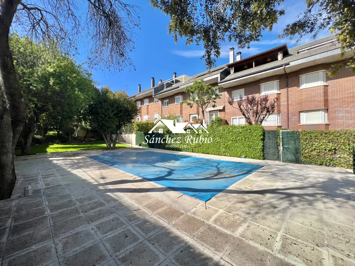 Außenansicht von Einfamilien-Reihenhaus zur Miete in Torrelodones mit Heizung, Privatgarten und Parkett