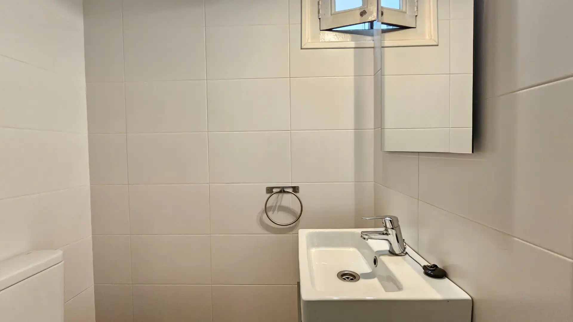 Badezimmer von Büro zur Miete in Barcelona mit Klimaanlage, Heizung und Balkon